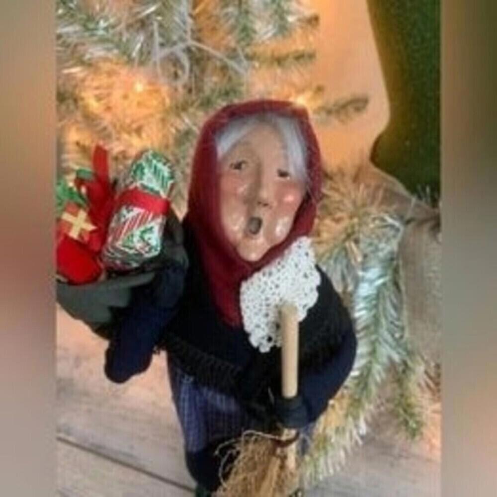 Retired Signed Byers’ Choice Caroler Babushka 1994 - Picture 2 of 6